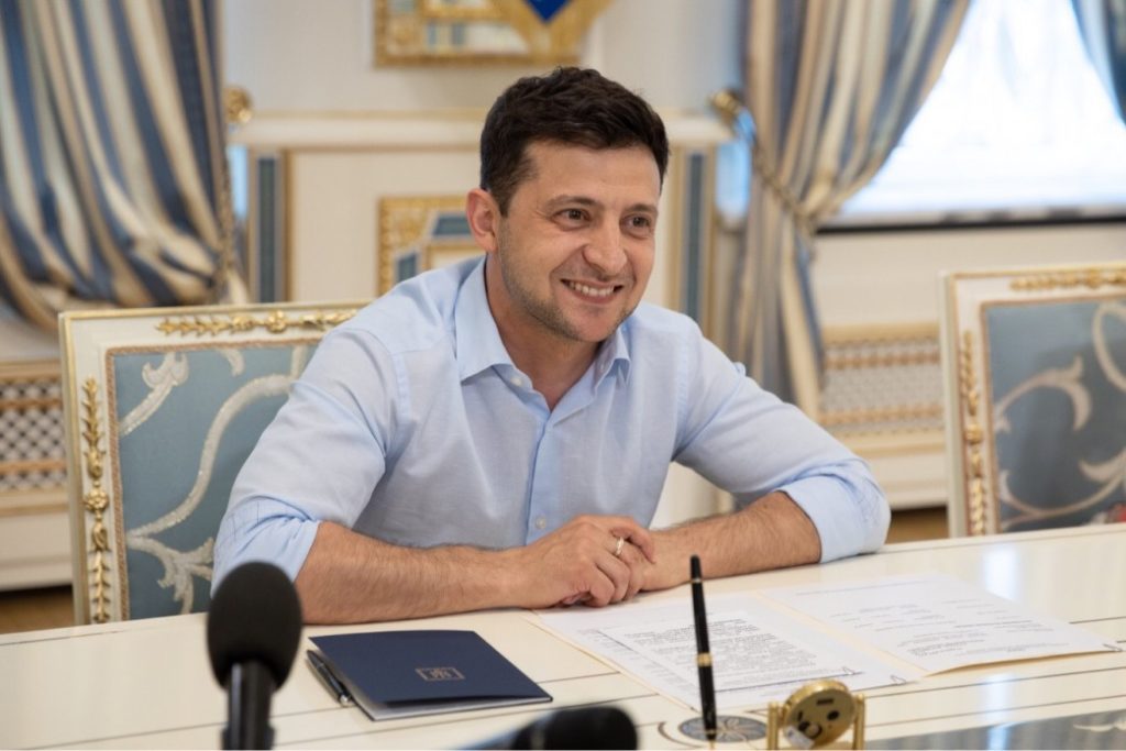 Так спешил освободить Зеркаль: Зеленский в указе неправильно написал свою фамилию