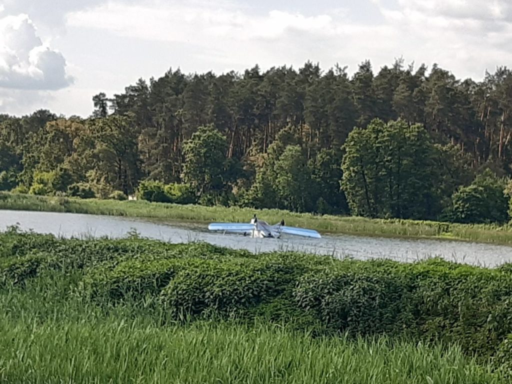 Під Києвом літак здійснив аварійну посадку на воду: фото