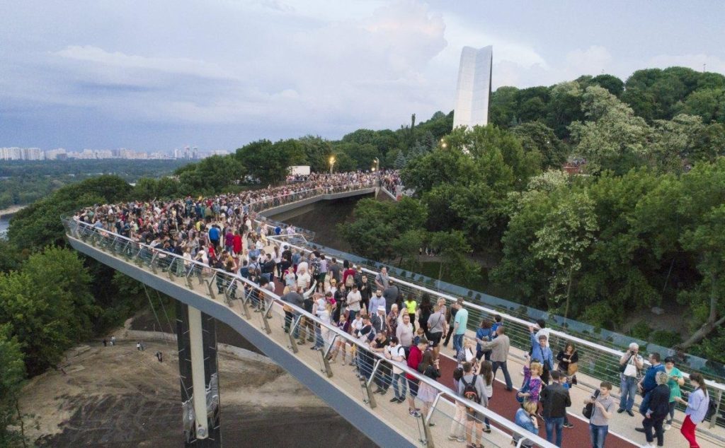 У Києві на “мосту Кличко” тріснуло бокове скло