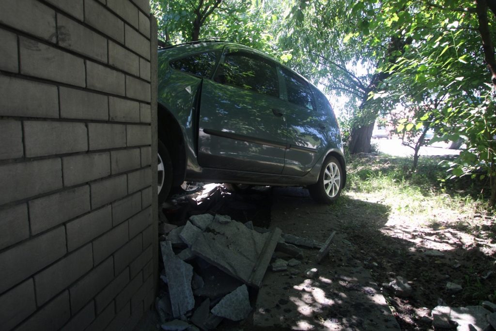 У Дніпрі Mitsubishi протаранив огорожу та врізався у приватний будинок: моторошні фото