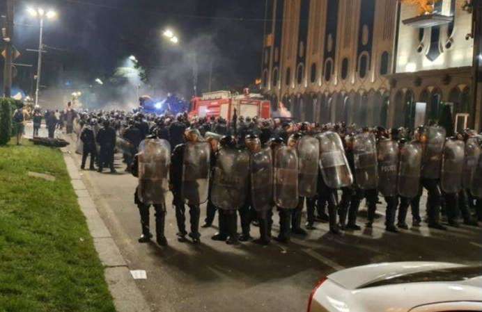 Поліція відтиснула протестувальників від будівлі парламенту Грузії