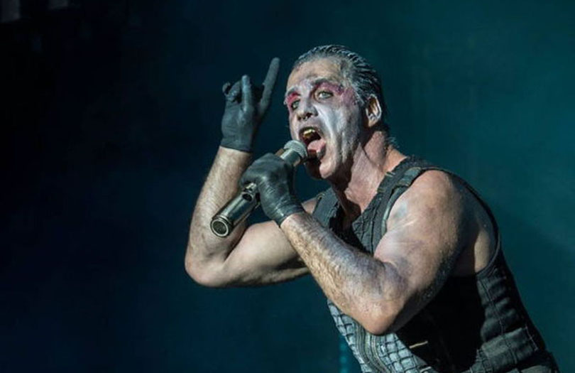 Лидер Rammstein сломал челюсть поклоннику
