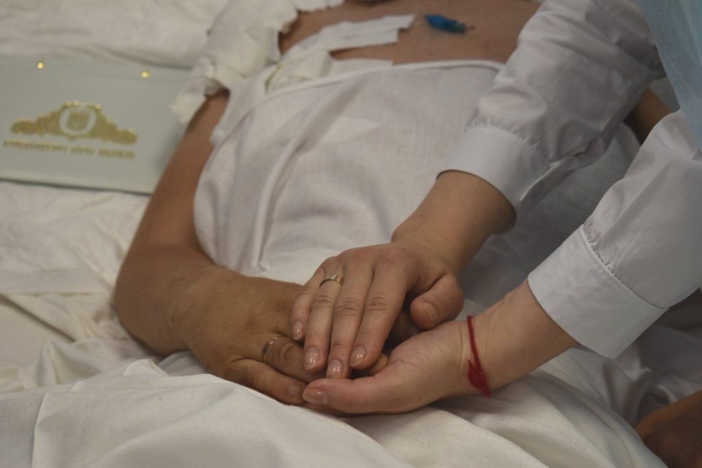 У реанімації в Дніпрі поранений боєць ЗСУ одружився зі своєю коханою: зворушливі фото