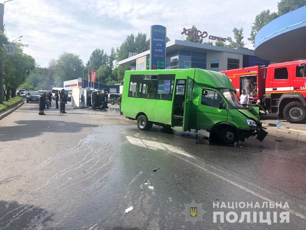 У Харкові сталась жахлива ДТП з маршруткою: щонайменше 15 постраждалих