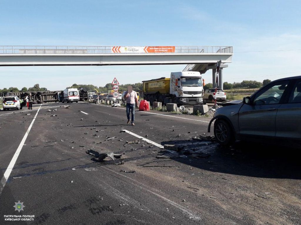 На трасі Київ-Одеса перекинулася вантажівка: рух заблоковано в обох напрямках
