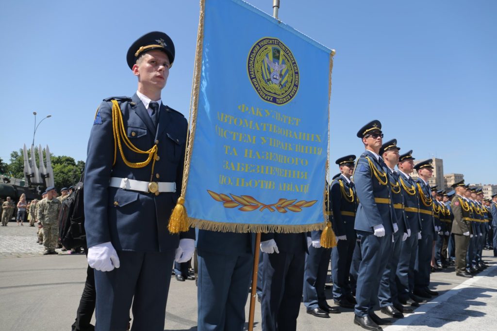 В Харькове состоялся выпуск лейтенантов ХНУ Воздушных сил: трогательные фото