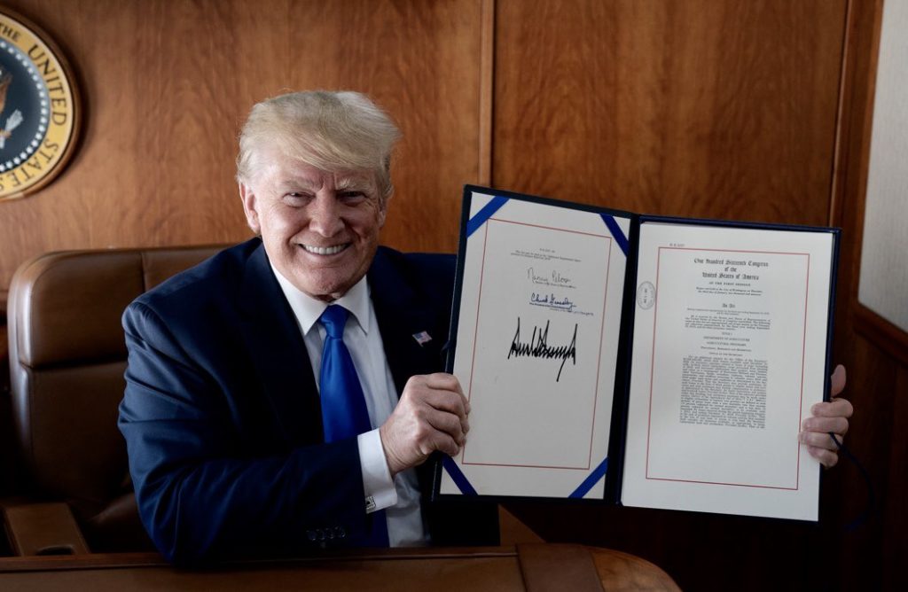 Трамп выделил более 19 млрд долларов пострадавшим от стихийных бедствий американцам