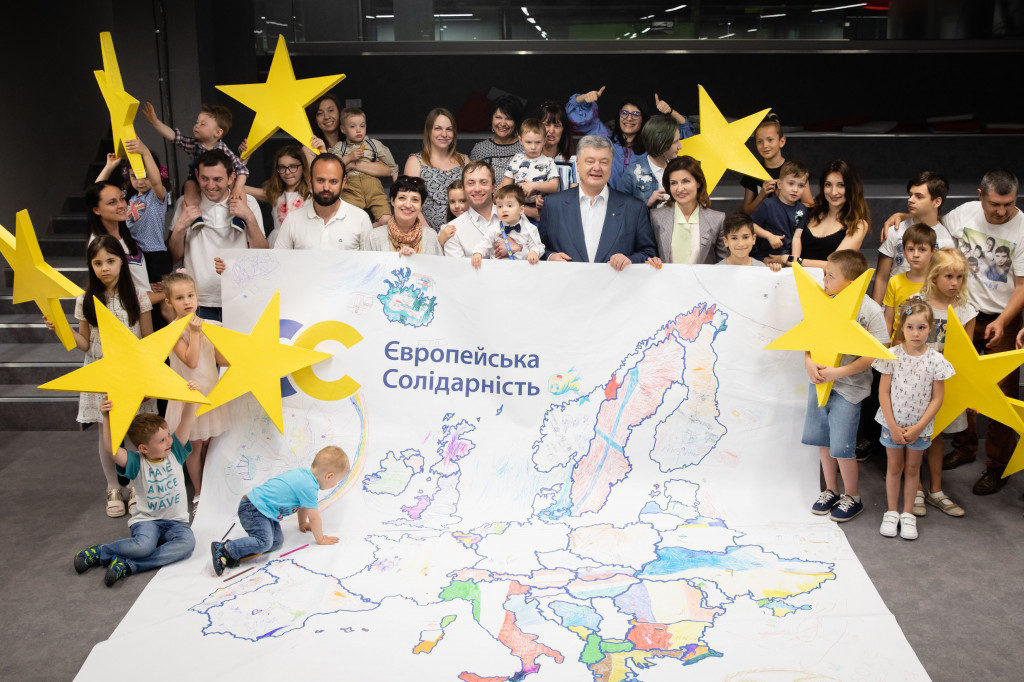 Порошенко: все, что мы делаем — ради наших детей