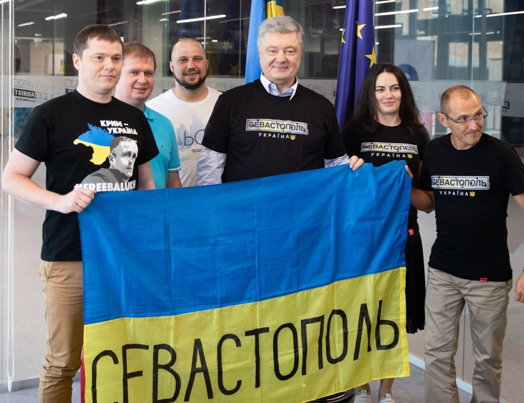 Петро Порошенко зустрівся з проукраїнськими активістами із Севастополя