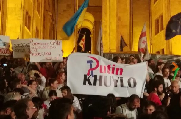 Протести у Тбілісі: двом мітингувальникам вибило очі
