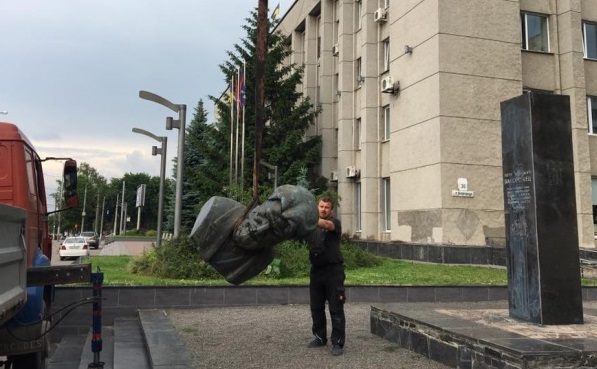 Не пробачили дружбу з Леніним: у Вінниці демонтували погруддя російського революціонера Запорожця