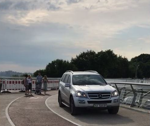 В мережі знайшли власника авто, що виїхало на скляний міст в Києві: відео