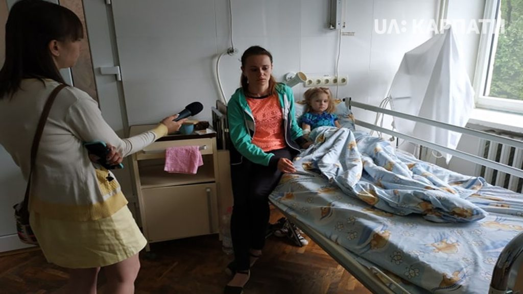 Обвалились перила: на Прикарпатье 4-летняя девочка упала с моста