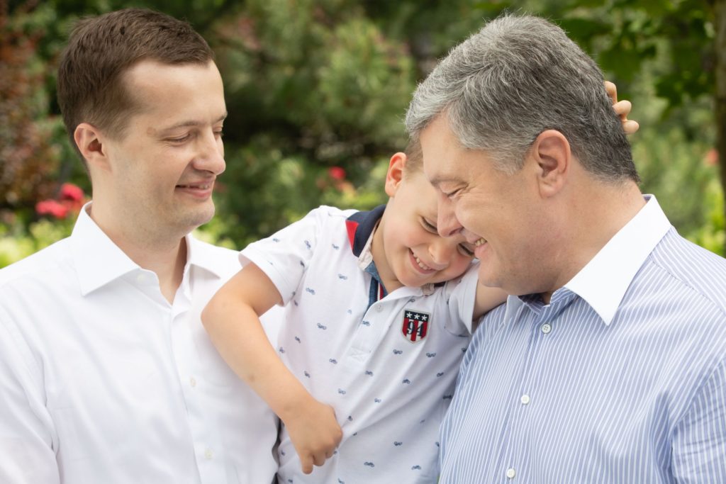 В Україні відзначають День батька: Порошенко оприлюднив зворушливе відео