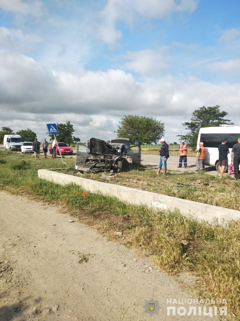 На Херсонщині авто внаслідок зіткнення в’їхало в зупинку, є загиблі