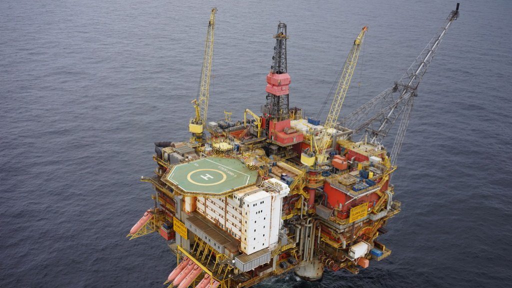 В Северном море корабль столкнулся с нефтедобывающей платформой: началась эвакуация персонала