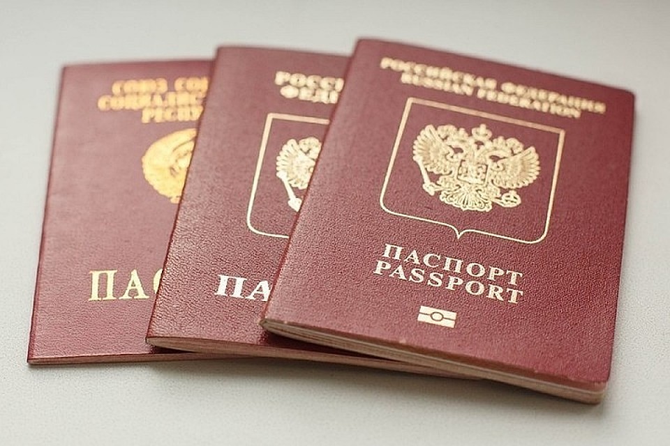 Євросоюз заявив про готовність не визнавати паспорти Росії, видані в ОРДЛО