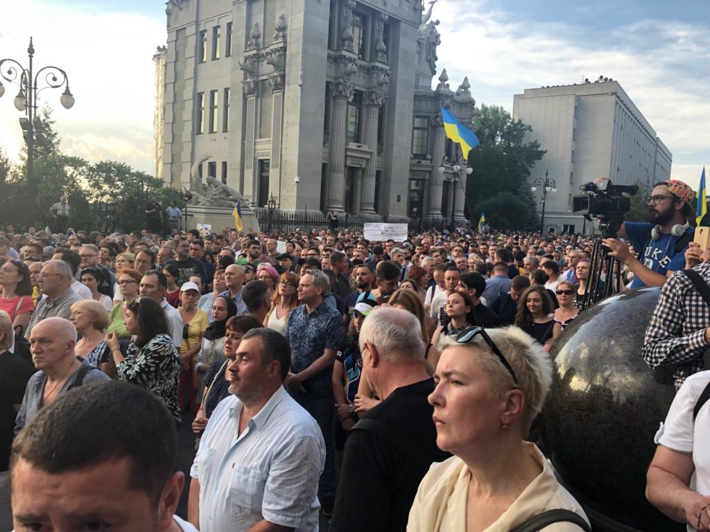 Не допустимо капітуляції України: активісти прийшли до Адміністрації президента, поліція паплюжить фото загиблих