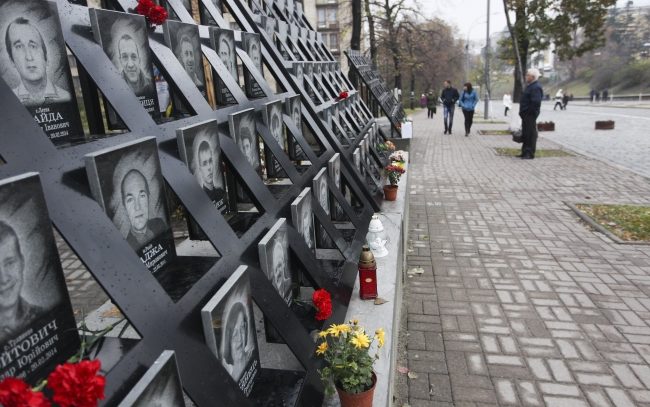 У Києві невідомі осквернили Алею Героїв Небесної Сотні: поліція розшукує винних