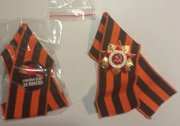 В Україну не пропустили двох ірландців з георгіївськими стрічками і прапорами Росії: фото