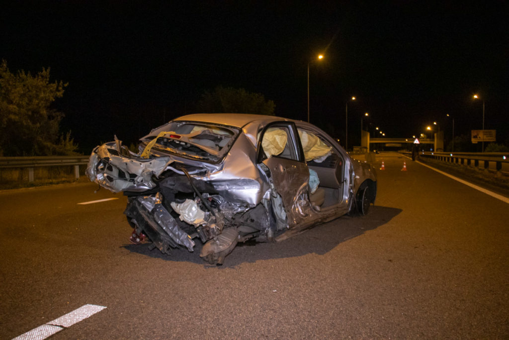 Під Києвом автомобіль Kia влетів в Porsche і розбився об відбійник: моторошні фото