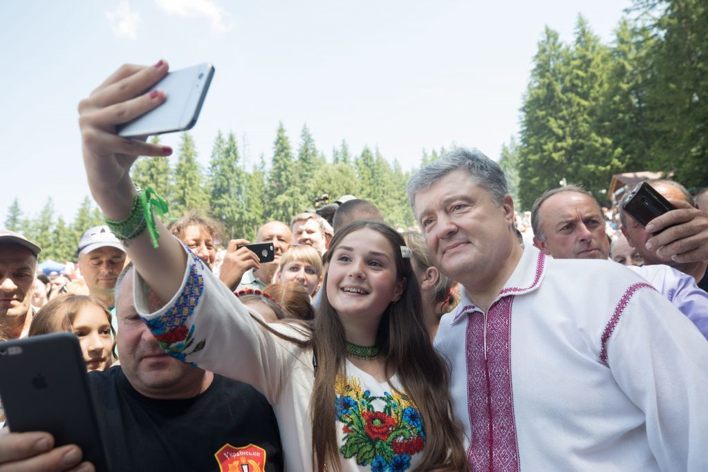 Україна живе, розвивається і стрімко рухається до своєї європейської мети: Порошенко на фестивалі “Полонинське літо”
