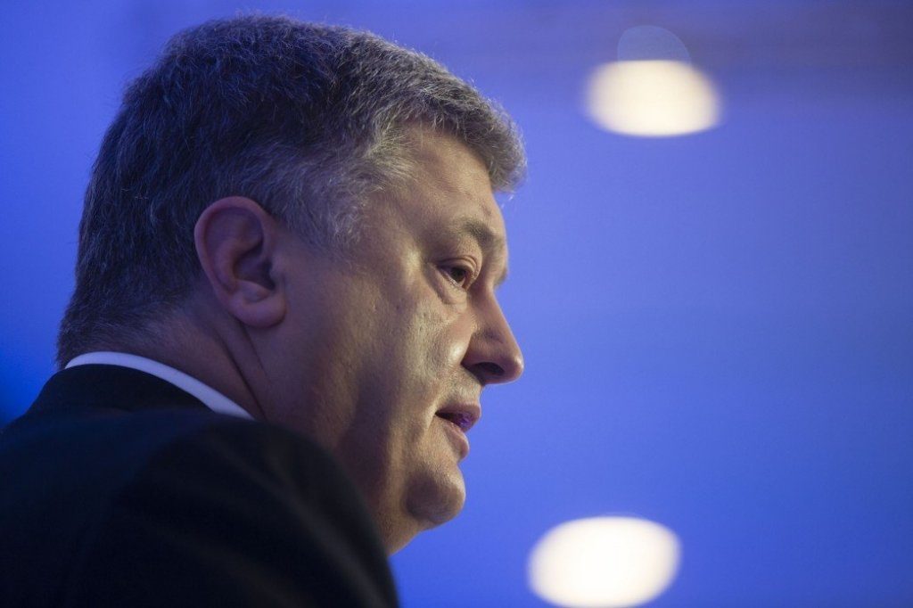 На автомобиль Петра Порошенко совершили нападение: видео