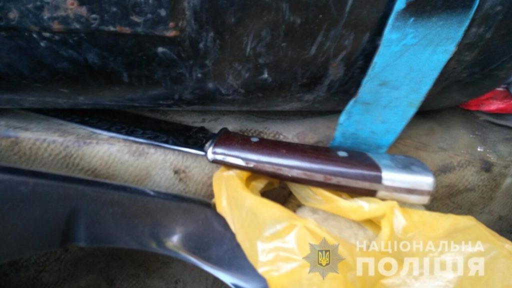 Пистолет, бита и нож: в Житомирской области возле участка задержали троих вооруженных молодчиков