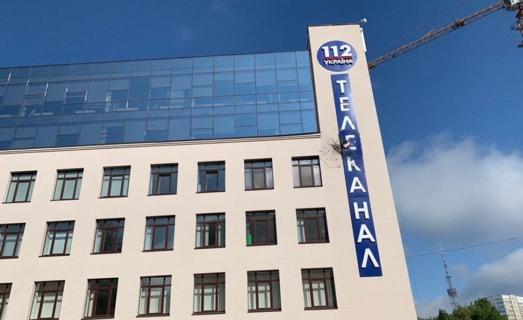 “Тока стрєляй, даби не наврєдіть зданію”: соцмережі обговорюють обстріл телеканалу “112 Україна”