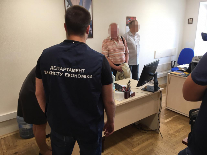 У Києві затримали головного податкового ревізора на хабарі в тисячу доларів