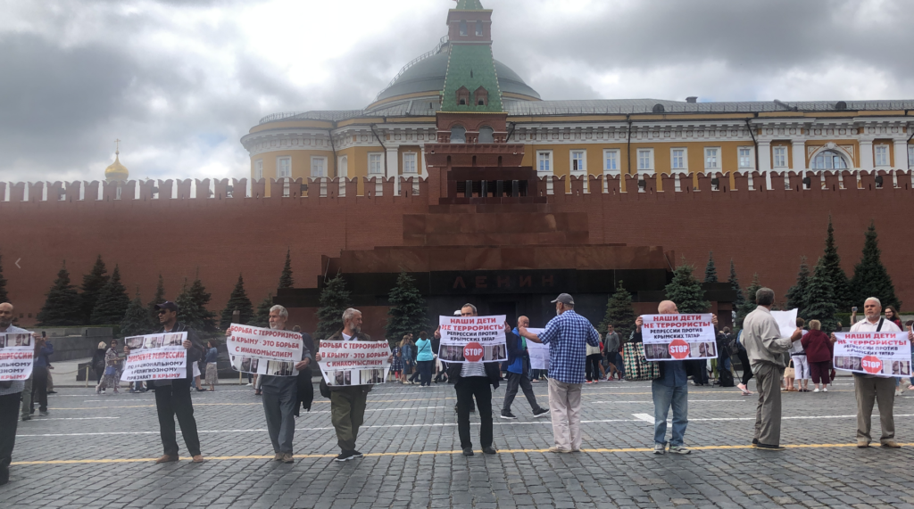 В Москве прошел митинг против преследований крымских татар: семерых активистов задержали