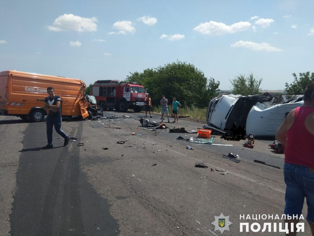 На Миколаївщині зіткнулись два мікроавтобуси: є загиблий та багато постраждалих