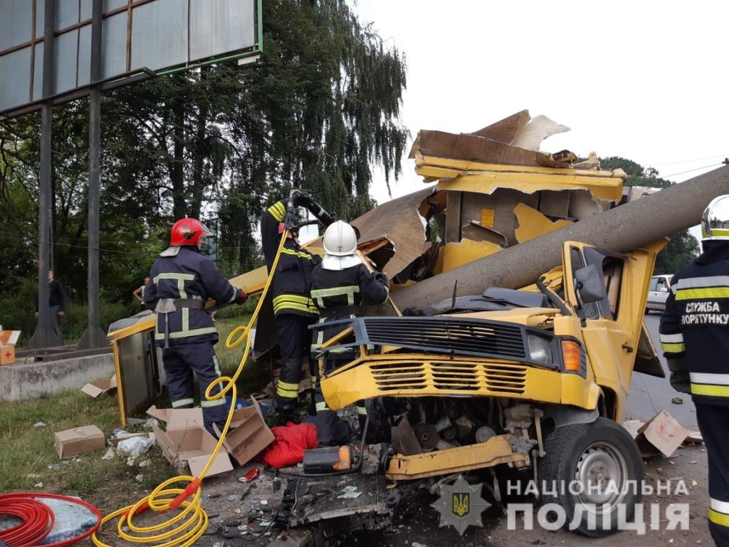 У Рівному п’яний водій мікроавтобуса влетів у електроопору: є загиблий та постраждалі
