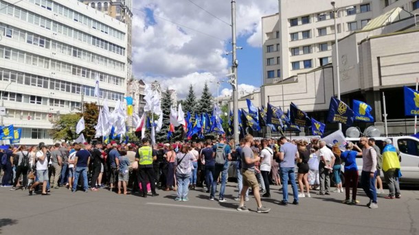 Под КСУ напали на активистов «Европейской Солидарности», которые митингуют против отмены люстрации