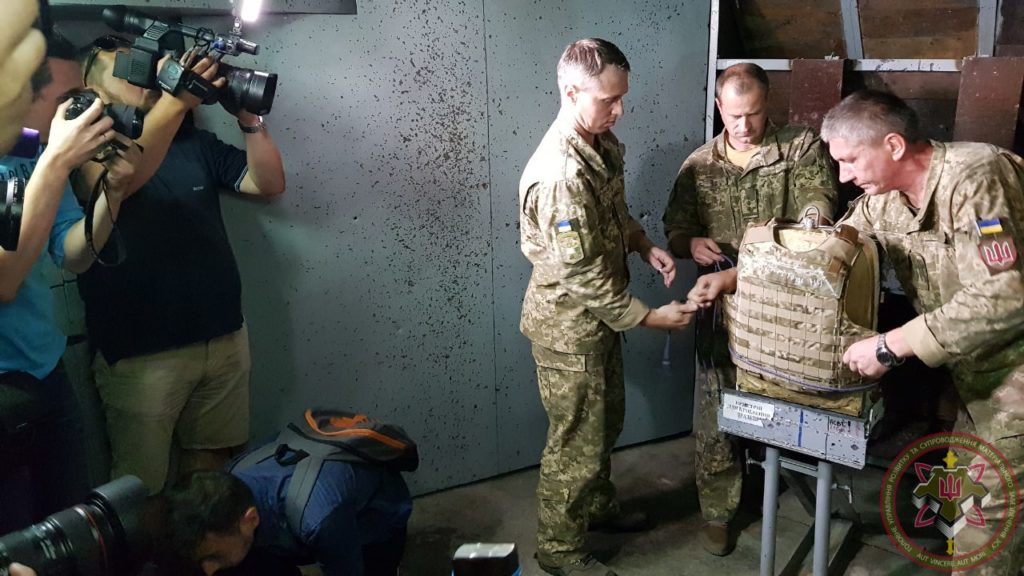 Пістолет, снайперська гвинтівка та вода: бронежилети для ЗСУ успішно пройшли випробування