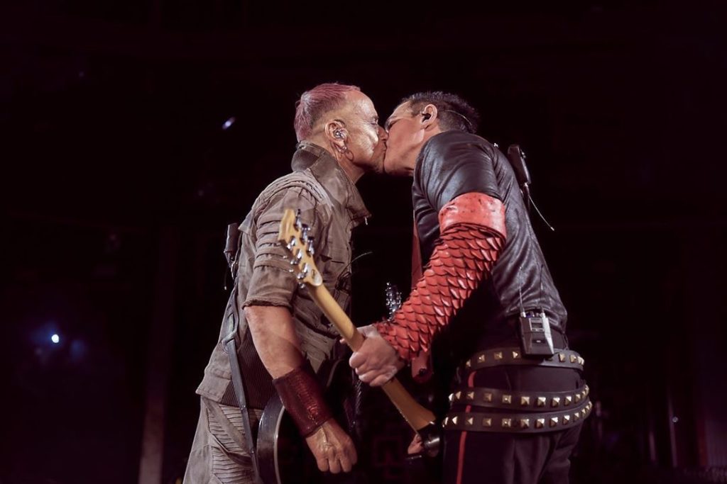 «Скрепы» треснули: гитаристы Rammstein сексуально поцеловались на концерте в Москве
