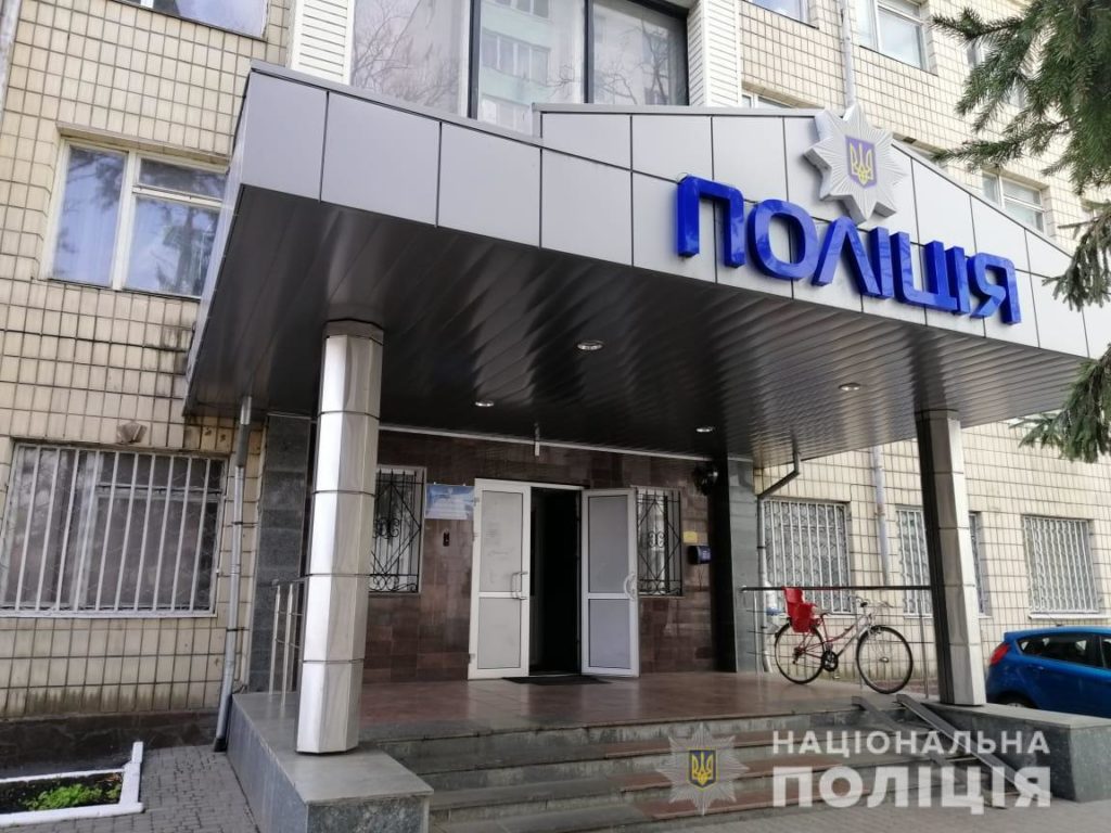 Намагався вбити колишню і покінчив з собою: під Києвом 19-річний юнак застрелився у відділку поліції