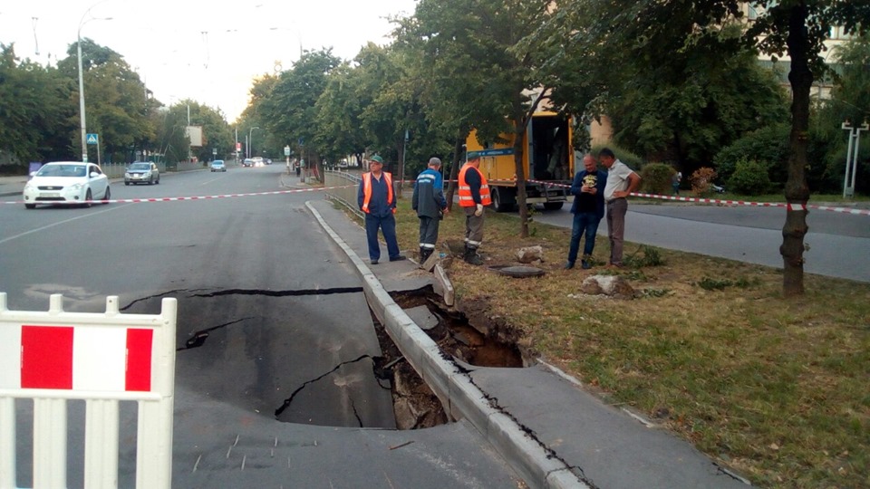 У Києві через аварію на колекторі провалилась частина дороги: моторошні фото