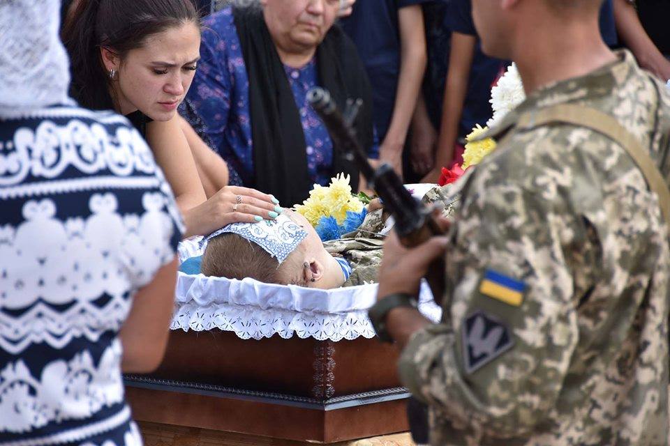 Тисячі людей віддали шану загиблому бійцю ССО: у Хмельницькому поховали Богдана Бігуса