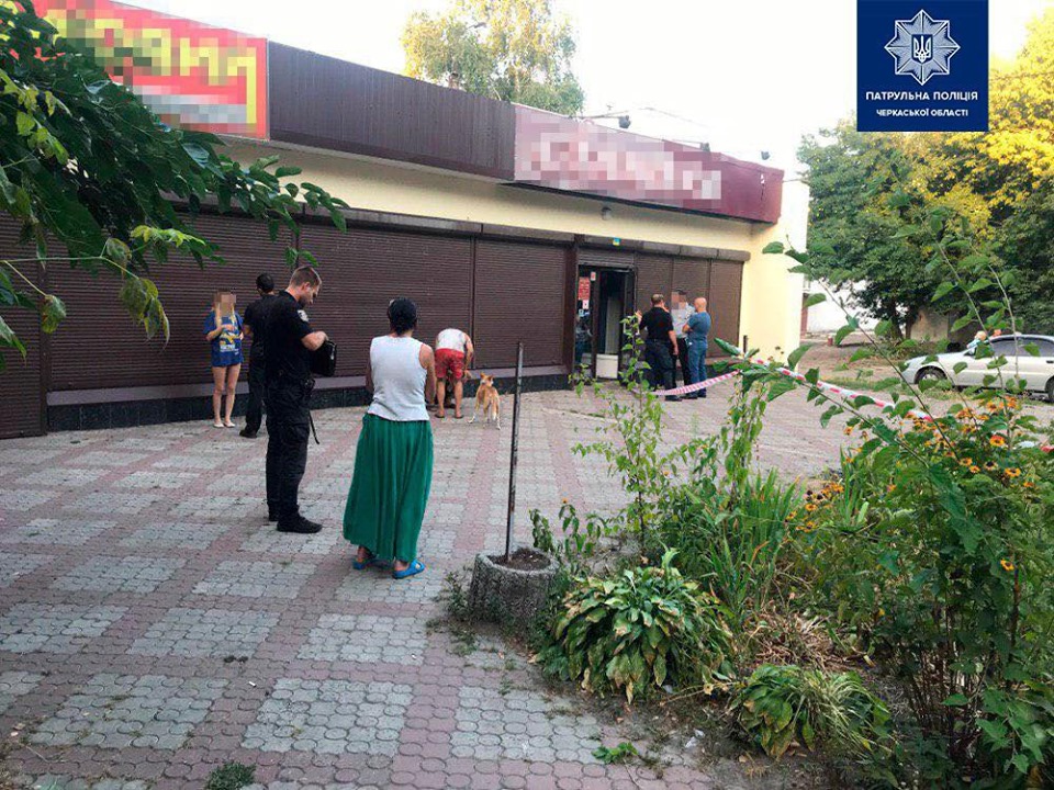 У Черкасах жінка з немовлям на руках вдарила ножем у спину перехожу