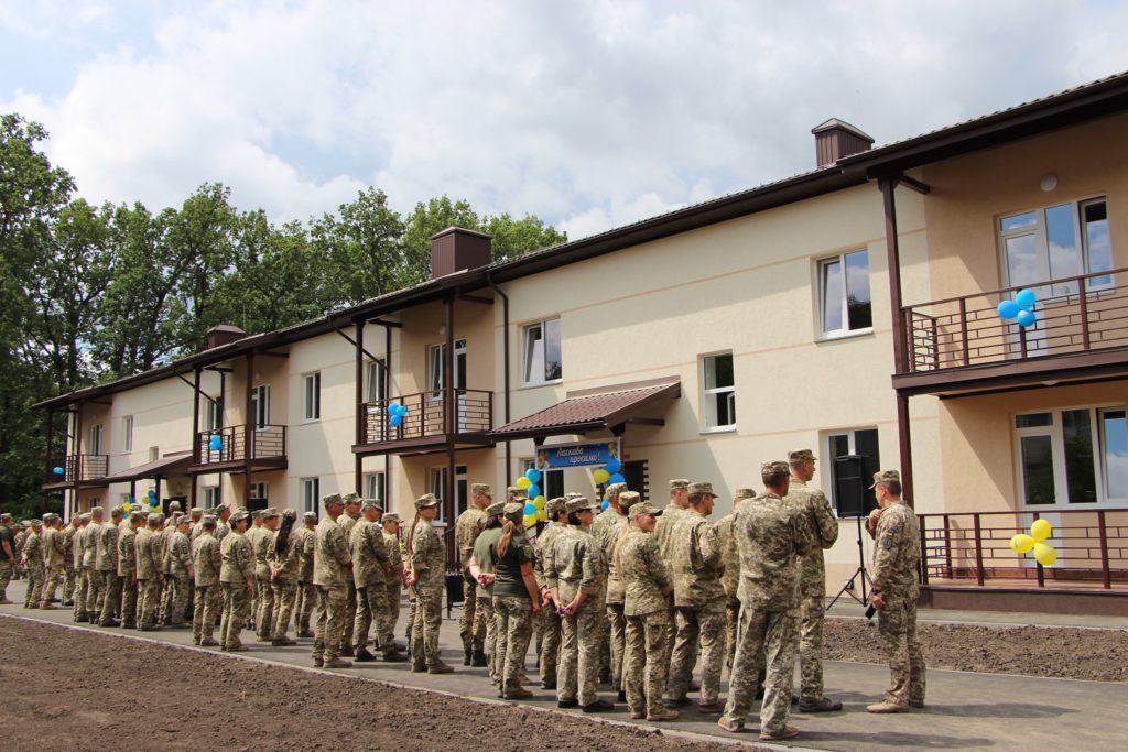 В Винницкой области «Roshen» построила энергосберегающий двухэтажный дом для военных