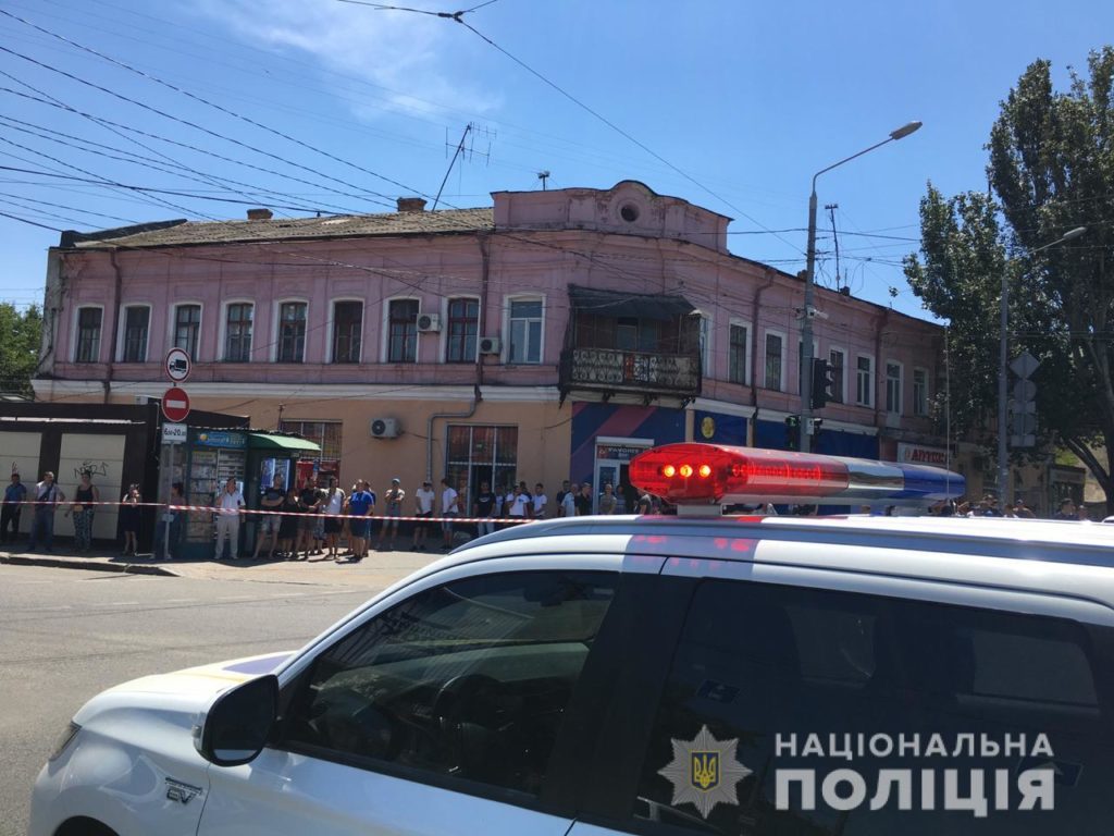 В Одесі зловмисник захопив заручницю у фінустанові