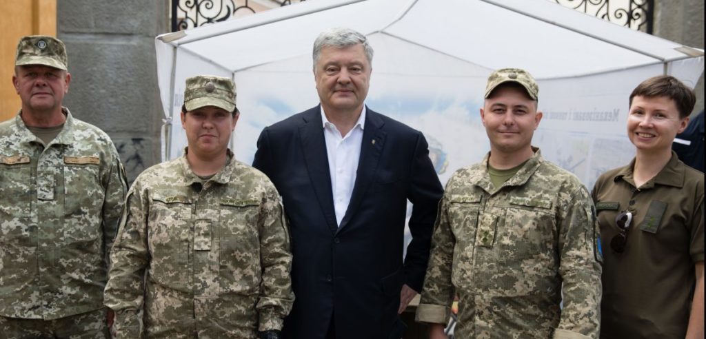 Команда “Європейської солідарності” не дозволить завдати удару в спину українській армії – Порошенко