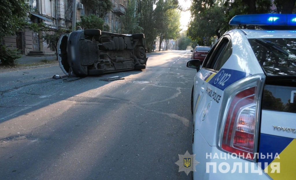В Херсоне перевернулся автобус с бюллетенями