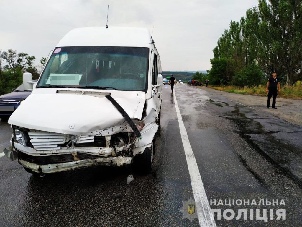 В Запорожской области легковушка врезалась в автобус с пассажирами: первые подробности и фото