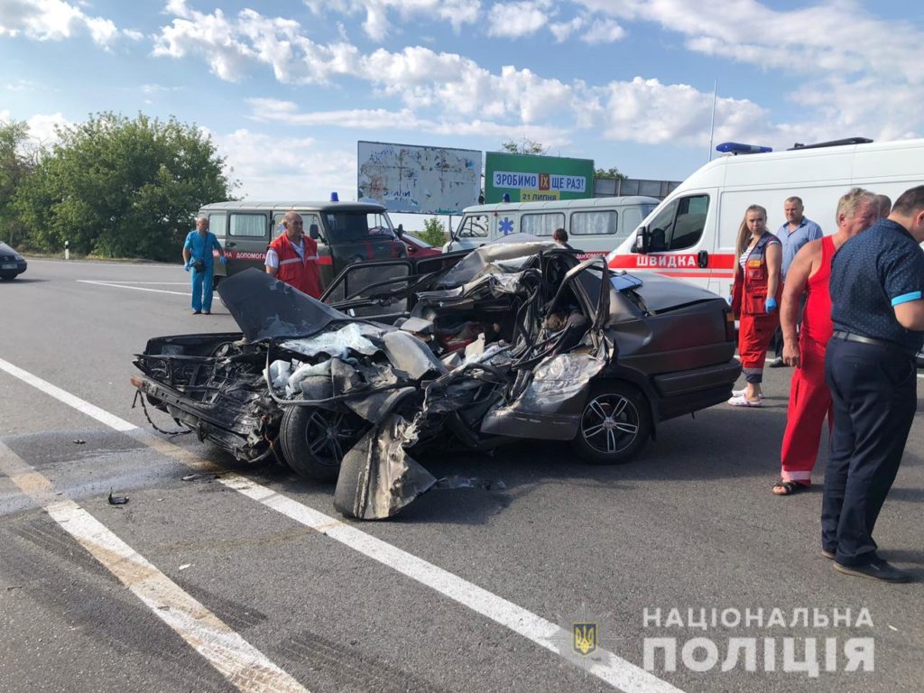 На Одещині у лобовому зіткненні легковика та вантажівкі загинуло чотири людини