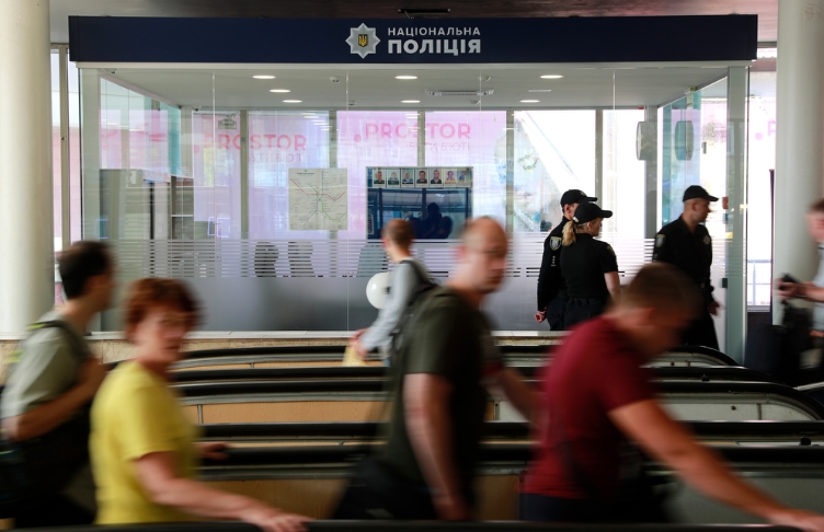 У Києві на станції метро “Лук’янівська” відкрили перший скляний офіс поліції