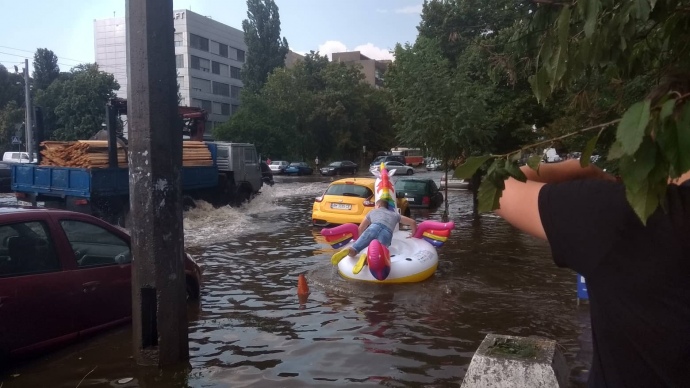 Через потужну грозу Київ пішов під воду: фото та відео