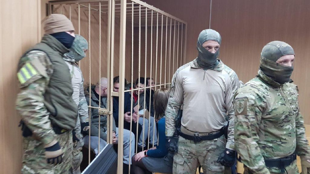 Суд у Москві продовжив арешт шести військовополоненим українським морякам