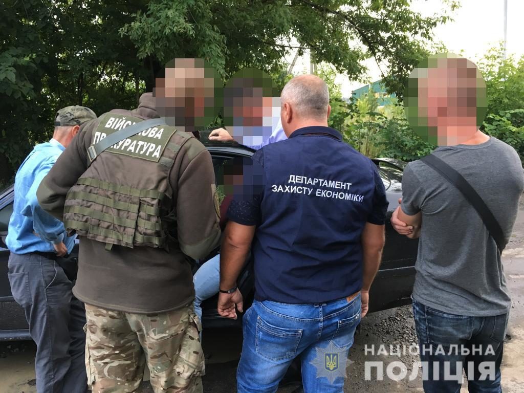Поліція затримала митника, який заробив третину мільйона на розмитненні автівок